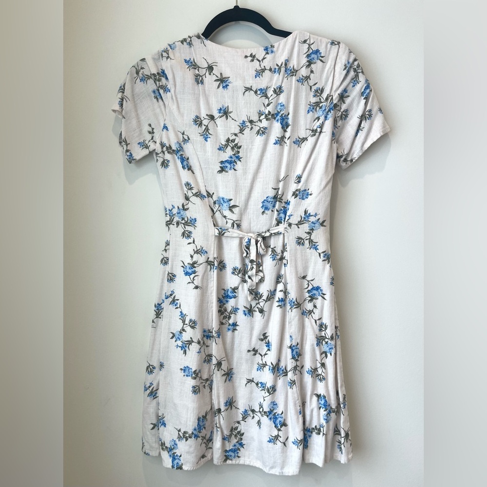 Short floral v- neck button down dress. - Picture 3 of 4